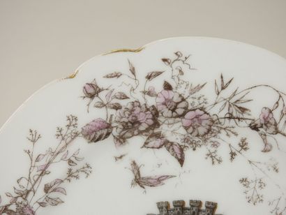 Deux assiettes en porcelaine à bord chantourné...