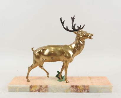 École du XXe.
Cerf.
Sujet en régule patiné...