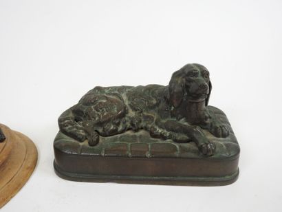 Deux bronzes représentant des chiens couchés.
L'un...