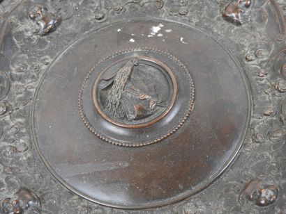 Coupe en bronze polylobé à décor de scène...