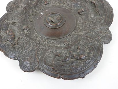 Coupe en bronze polylobé à décor de scène...