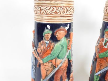 Deux grandes chopes de bière en faïence à...