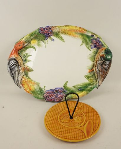 Ensemble comprenant :
- un grand plat ovale...