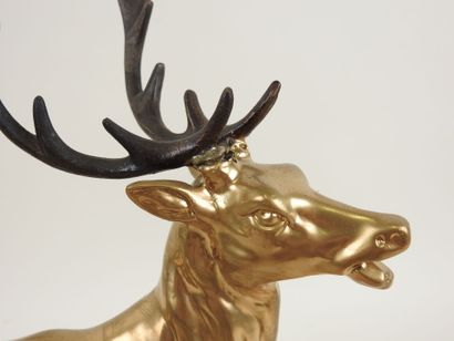 École du XXe.
Cerf.
Sujet en régule patiné...
