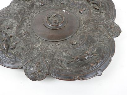 Coupe en bronze polylobé à décor de scène...