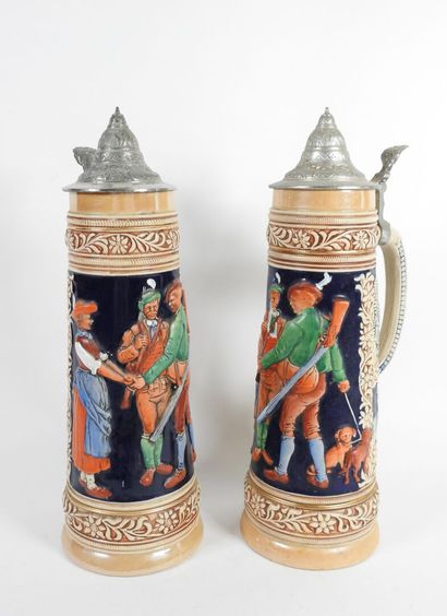 Deux grandes chopes de bière en faïence à...