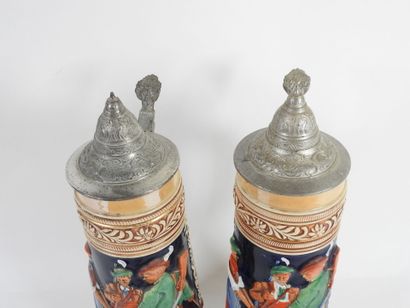 Deux grandes chopes de bière en faïence à...