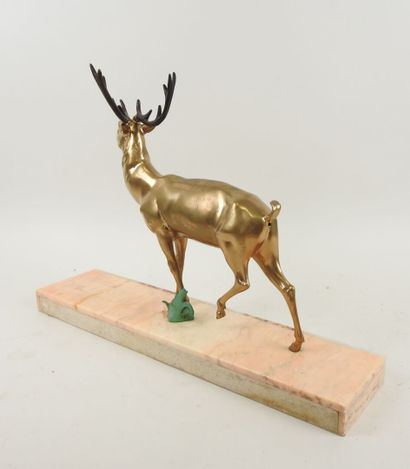 École du XXe.
Cerf.
Sujet en régule patiné...