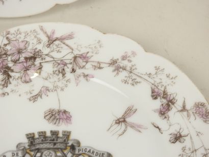 Deux assiettes en porcelaine à bord chantourné...