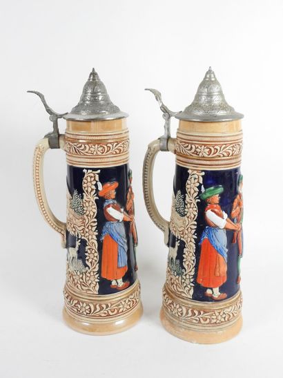Deux grandes chopes de bière en faïence à...