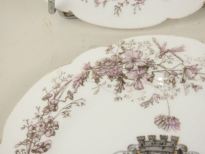 Deux assiettes en porcelaine à bord chantourné...