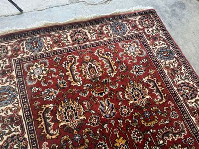 Tapis en laine noué main sur fond ocre à...