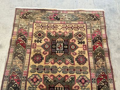 Tapis en laine noué main à décor de motifs...