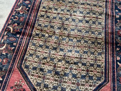 IRAN, XXe.
KOLIAI.
Tapis en laine noué main...