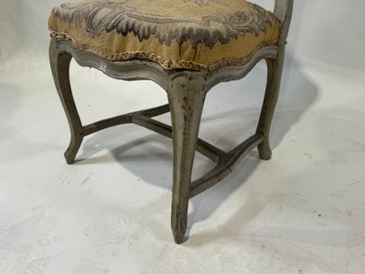 Chaise à dossier plat en bois sculpté et...