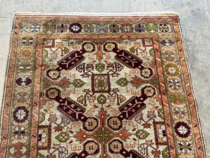 Tapis en laine noué main à décor de motifs...