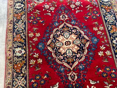 Tapis en laine noué main à décor sur fond...