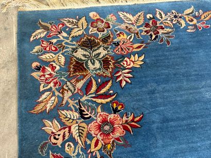 Tapis en laine noué main à décor sur fond...
