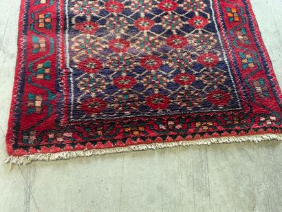IRAN, XXe.
Tapis galerie en laine noué main...