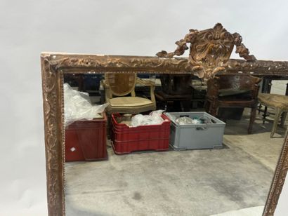Miroir à fronton en bois et stuc doré à décor...