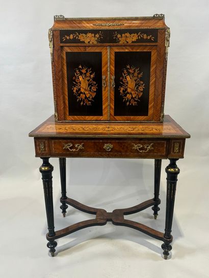 Meuble secrétaire en bois et placage ouvrant...