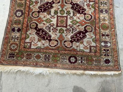 Tapis en laine noué main à décor de motifs...