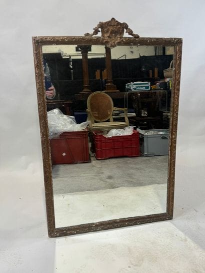 Miroir à fronton en bois et stuc doré à décor...
