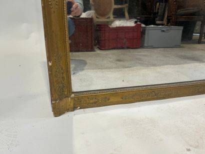 Miroir en bois et stuc doré à décor feuillagé.
94...
