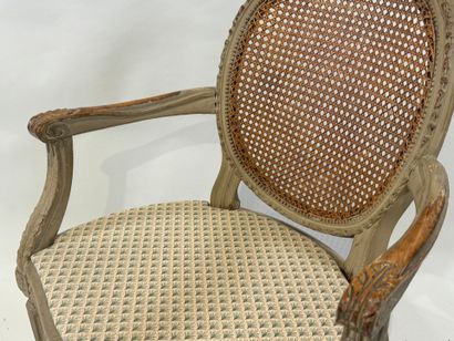 Fauteuil médaillon, le dossier canné en bois...