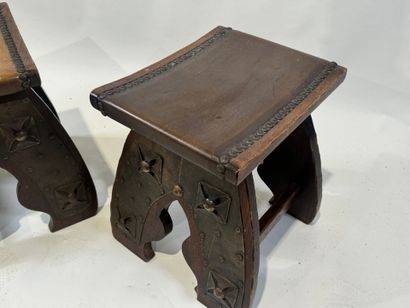 Deux tabourets en bois teinté, ornementations...