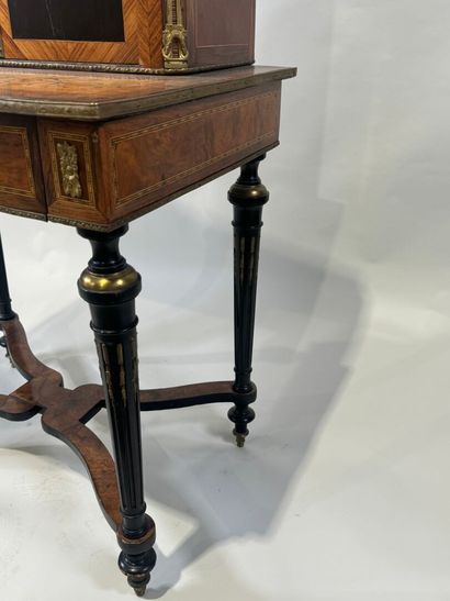 Meuble secrétaire en bois et placage ouvrant...