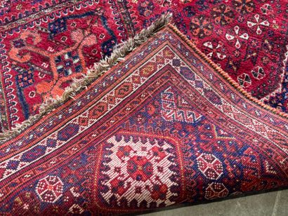 Grand tapis en laine noué main sur fond rouge...
