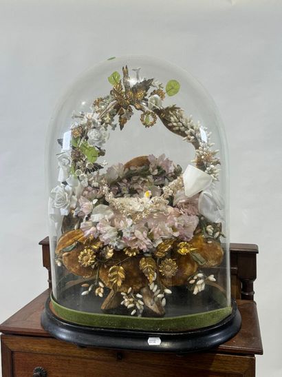 Grand globe de mariée en bois noirci et verre,...
