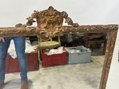 Miroir à fronton en bois et stuc doré à décor...