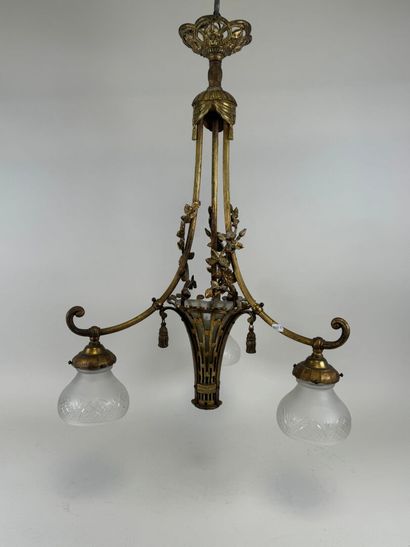 Lustre en métal doré ajouré à trois bras...
