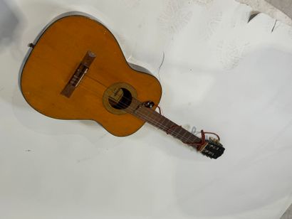 COUESNON (Luthier à Mirecourt).
Guitare classique.
L....