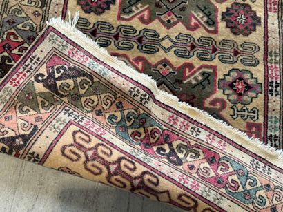Tapis en laine noué main à décor de motifs...