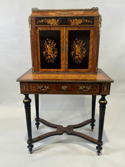 Meuble secrétaire en bois et placage ouvrant...