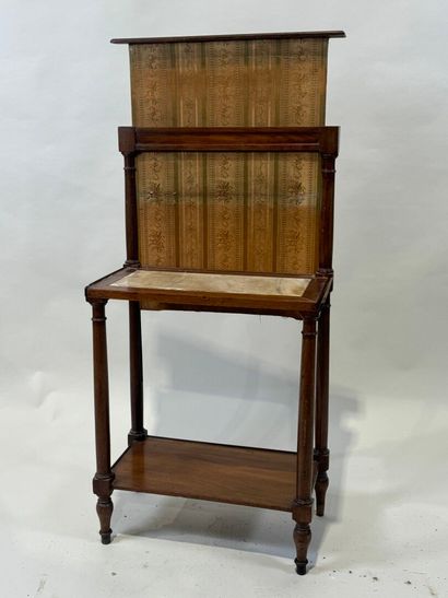 Billet doux en bois mouluré, la garniture...