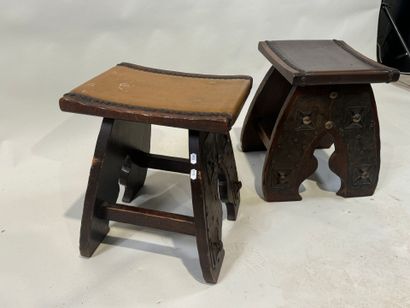 Deux tabourets en bois teinté, ornementations...