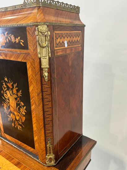 Meuble secrétaire en bois et placage ouvrant...