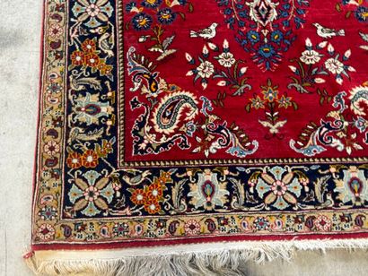 Tapis en laine noué main à décor sur fond...