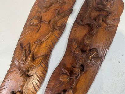 Paire de panneaux en bois sculpté et patiné...