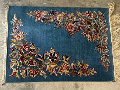 Tapis en laine noué main à décor sur fond...