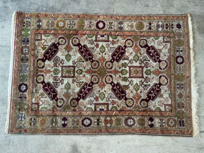 Tapis en laine noué main à décor de motifs...