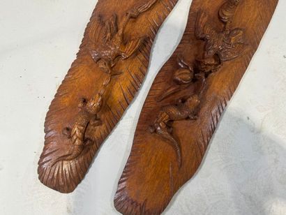 Paire de panneaux en bois sculpté et patiné...
