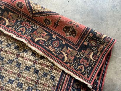 IRAN, XXe.
KOLIAI.
Tapis en laine noué main...