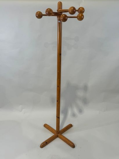 Porte-manteau en pin teinté à six patères.
H....