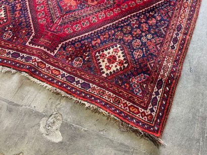 Grand tapis en laine noué main sur fond rouge...