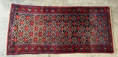 IRAN, XXe.
Tapis galerie en laine noué main...